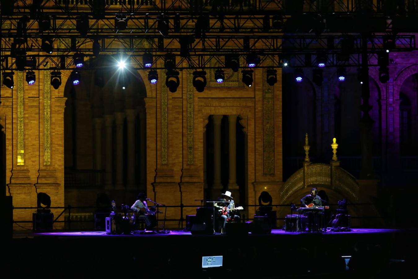 Zucchero encandila a Sevilla en la Plaza de España