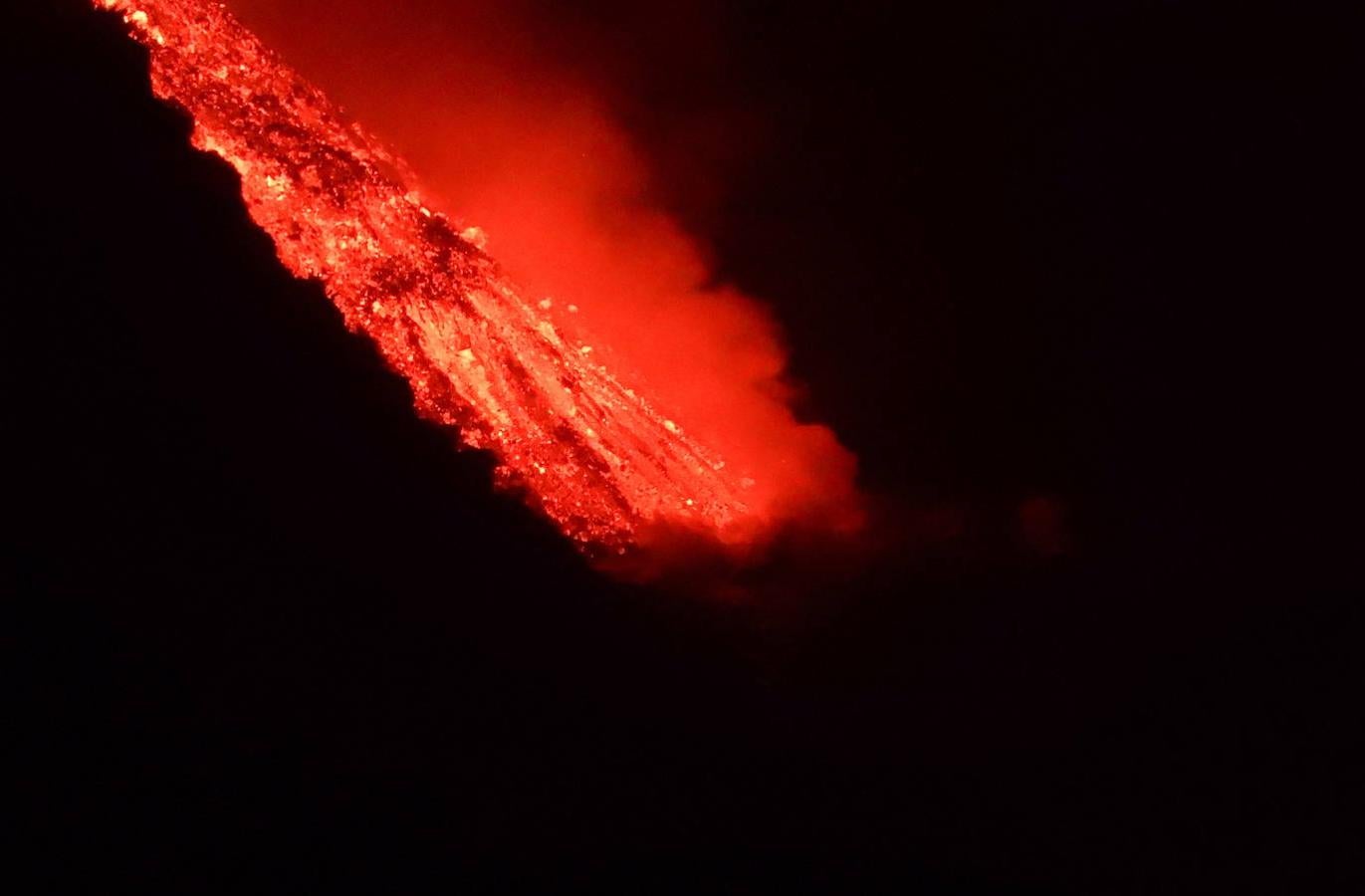 El Cumbre Vieja entró al mar por los acantilado de la playa de Los Guirres a última hora de la noche del martes. 