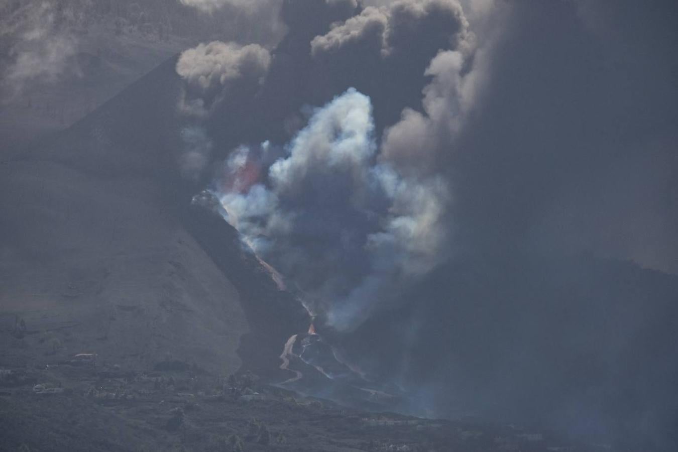 La colada del volcán de La Palma, que llegó al mar la pasada noche, ha formado un pequeño delta de lava. 