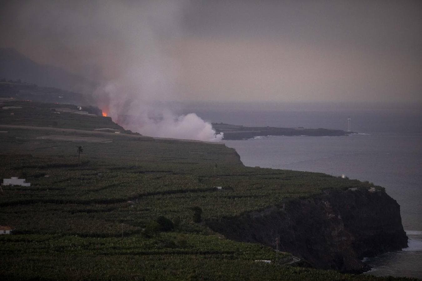 Columna de humo y lava del volcán de Cumbre Vieja a su llegada al Océano Atlántico. 