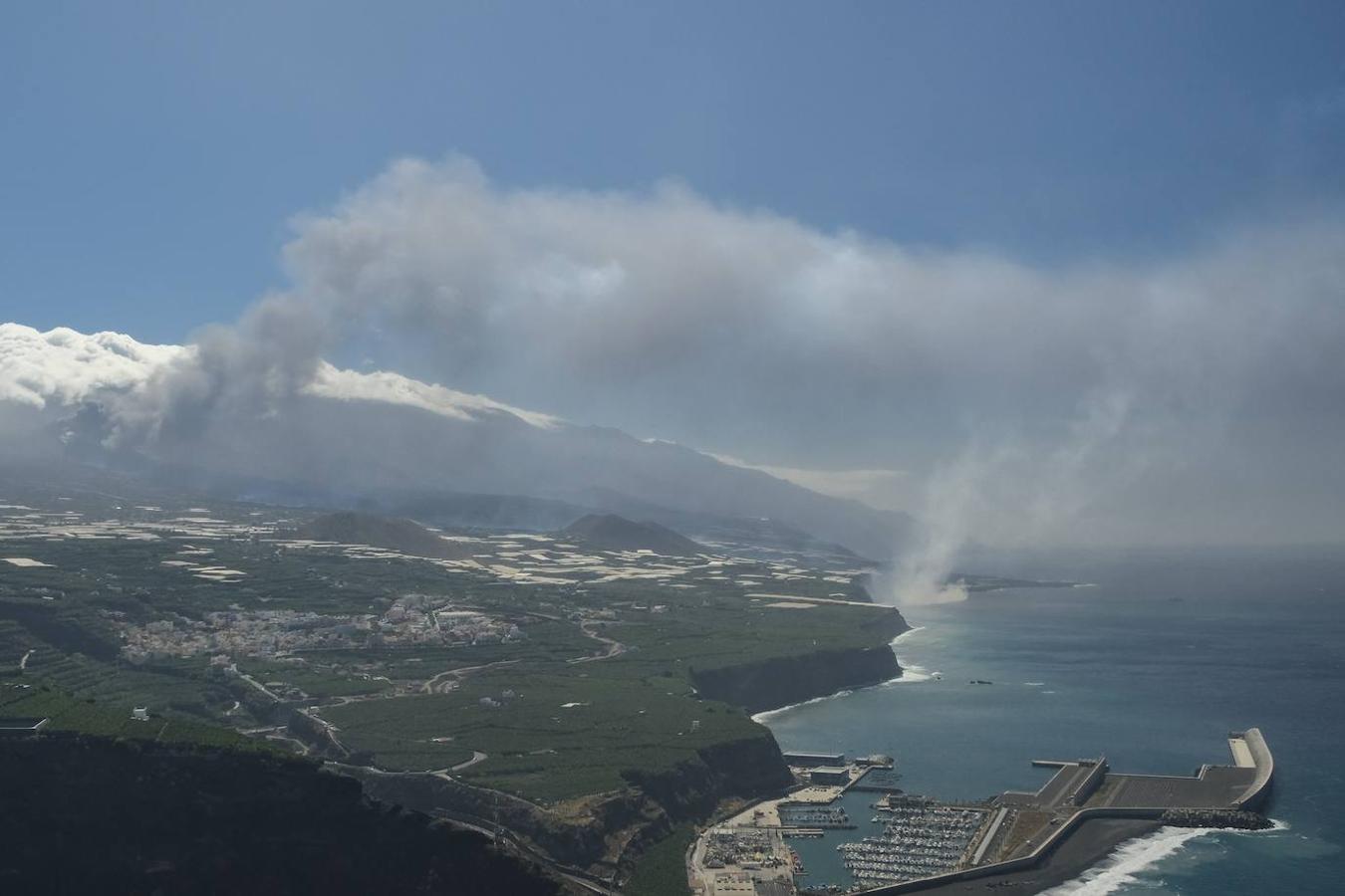 La colada del volcán de La Palma, que llegó al mar la pasada noche, ha formado un pequeño delta de lava. 