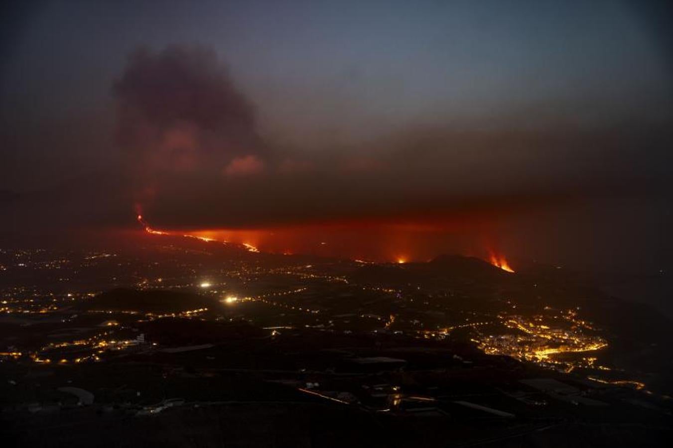 El contacto de la lava con el mar forma nubes blancas de vapor de agua y gases. 