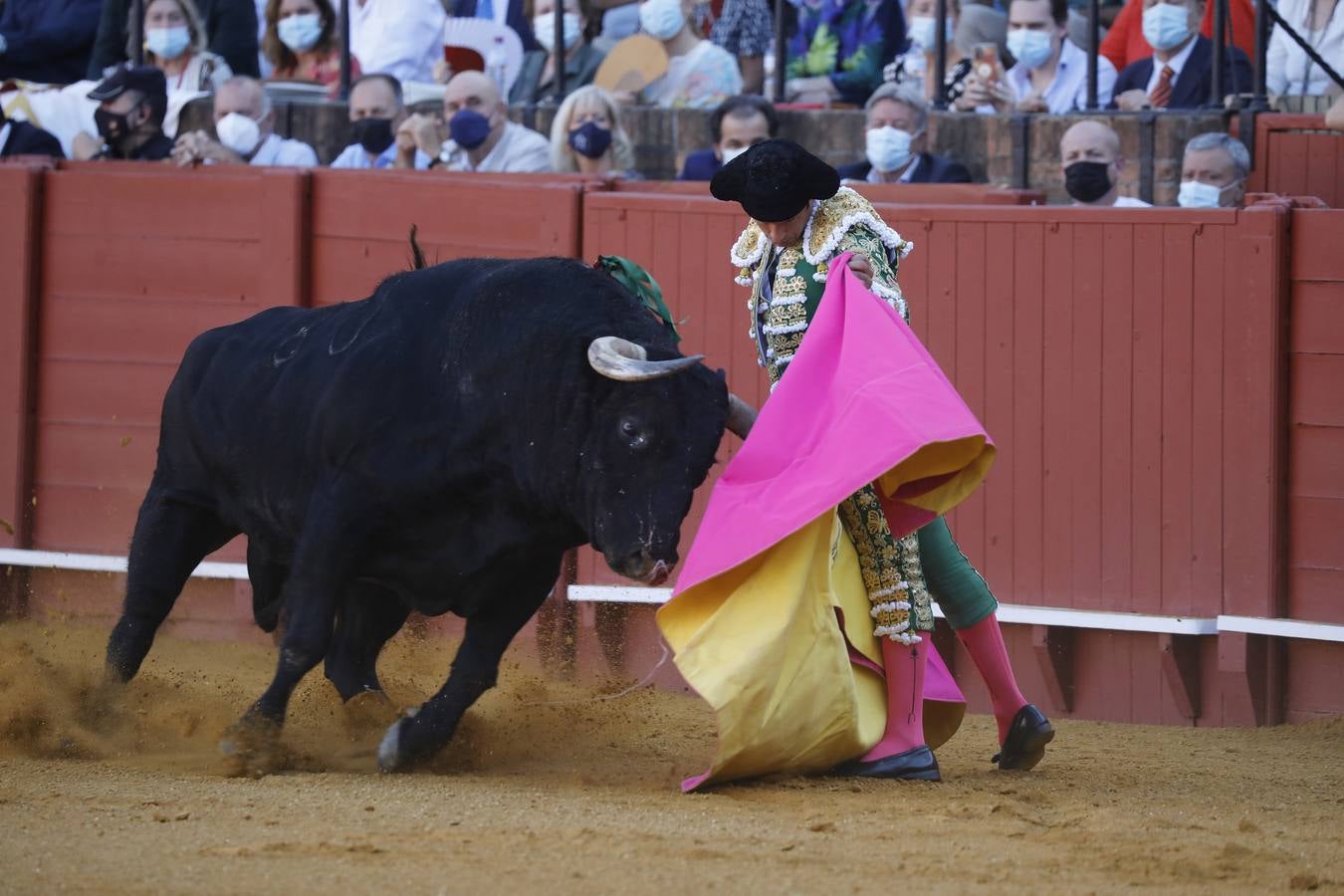 Antonio Ferrera, de  verde esperanza y oro en la Maestranza