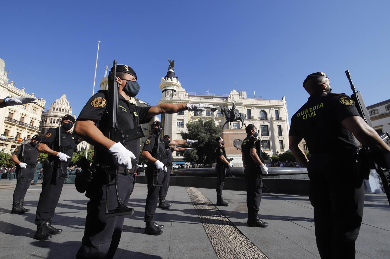 El izado de la bandera de España en los actos de la Guardia Civil por su patrona, en imágenes