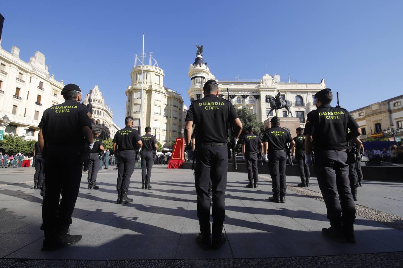 El izado de la bandera de España en los actos de la Guardia Civil por su patrona, en imágenes