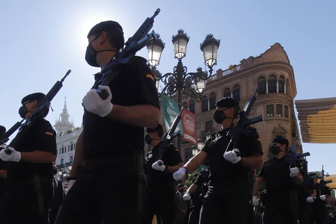 El izado de la bandera de España en los actos de la Guardia Civil por su patrona, en imágenes