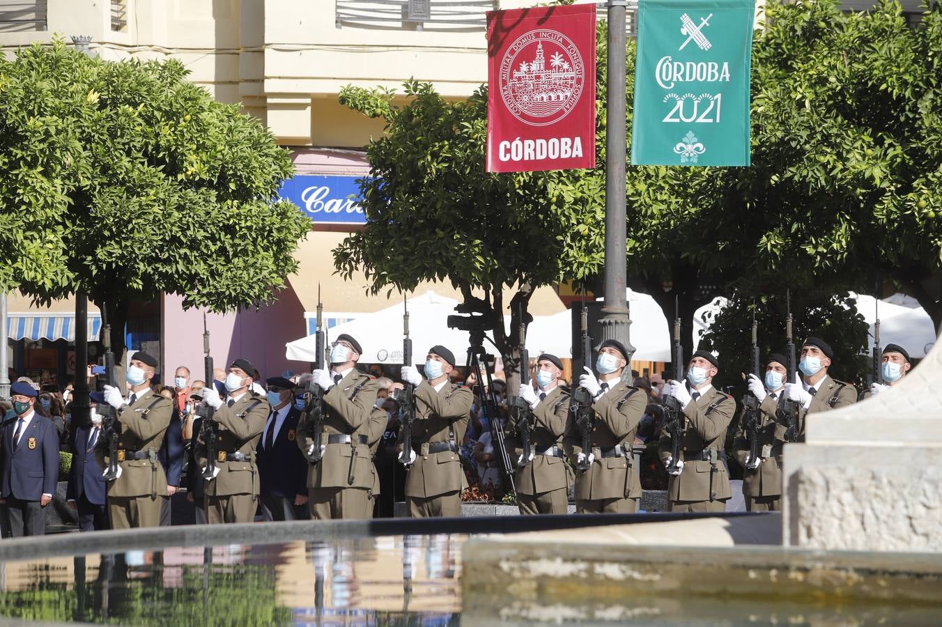 El izado de la bandera de España en los actos de la Guardia Civil por su patrona, en imágenes (II)