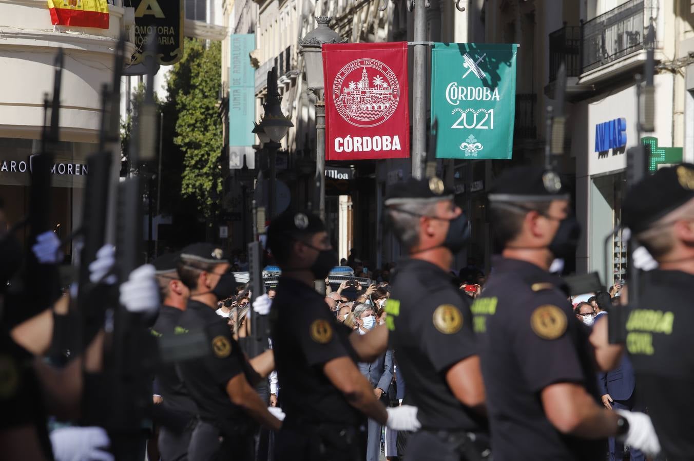 El izado de la bandera de España en los actos de la Guardia Civil por su patrona, en imágenes (II)