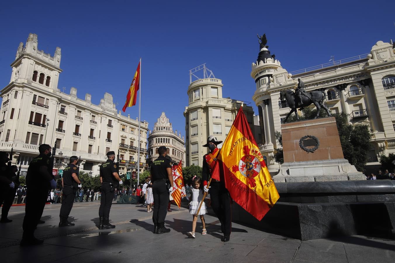 El izado de la bandera de España en los actos de la Guardia Civil por su patrona, en imágenes (II)