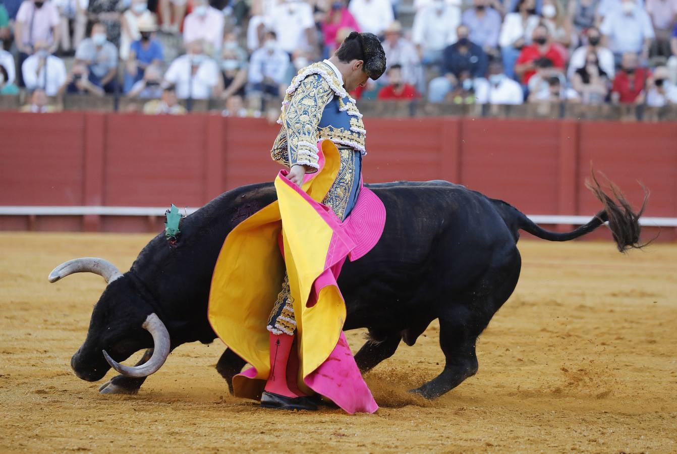 Daniel Luque, de azul y oro en la Maestranza