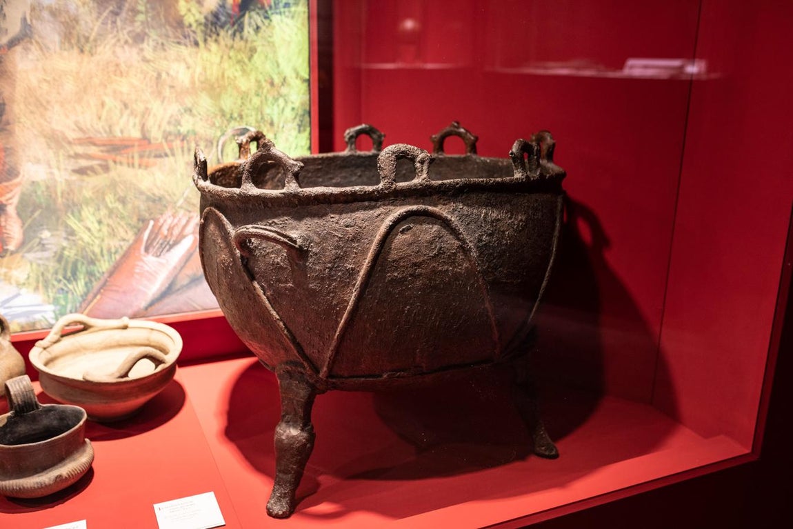 El caldero ritual de bronce fundido de Scortaru, de los siglos VI o V a.C., es uno de los ejemplares más grandes conocido y uno de los objetos más típicos de la presencia escirta en el Bajo Danubio. 