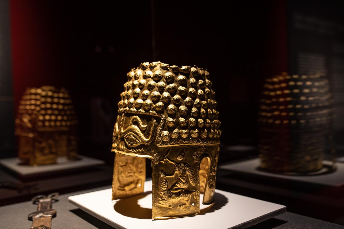 El Casco de Cotofenesti, de mediados del siglo V a.C. es un casco de parada de oro, testimonio excepcional del uso de piezas de armamento sumamente caras por los caudillos guerreros de la elite geta del periodo final de la Primera Edad del Hierro. 