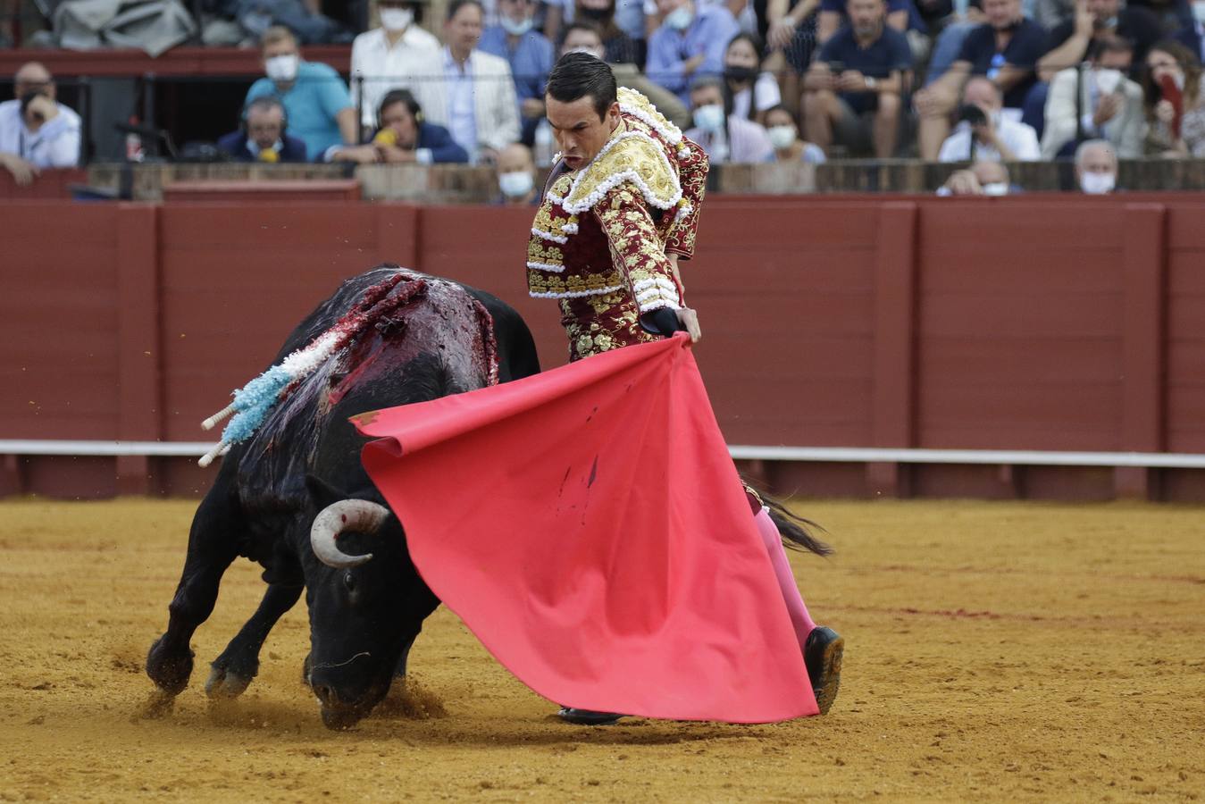 José Mª Manzanares, de corinto y oro en la Maestranza