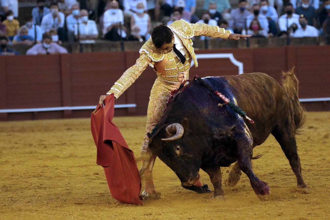 Paco Ureña, de rosa y oro en la Maestranza