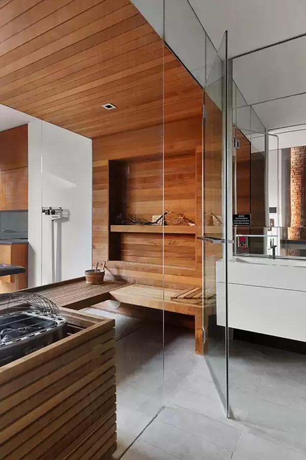 La casa de 26 millones que Kylie Jenner vende en Nueva York. Además de la sauna y el jacuzzi, hay otra bañera con hidromasaje en la terraza, una sala de juegos y otra de cine.