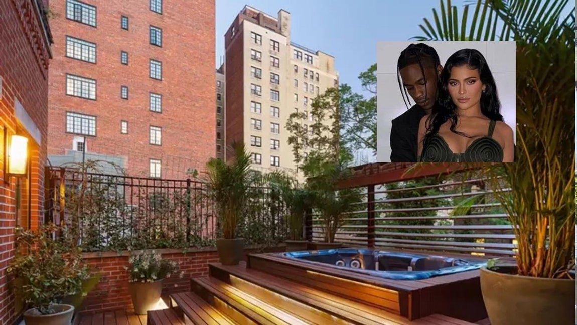 La casa de 26 millones que Kylie Jenner vende en Nueva York. Embarazada de su segundo hijo junto a Travis Scott y con su negocio de cosméticos en un gran momento. Quizas el aumento de la familia haya sido el motivo que ha propiciado que ponga en venta su residencia en Nueva York, pues la mayor parte del tiempo se encuentra en su majestuosa mansión de Los Angeles. La casa se encuentra en venta por un precio de 26,5 millones de dólares y no tiene que envidiar a otras de las más exclusivas de la ciudad.