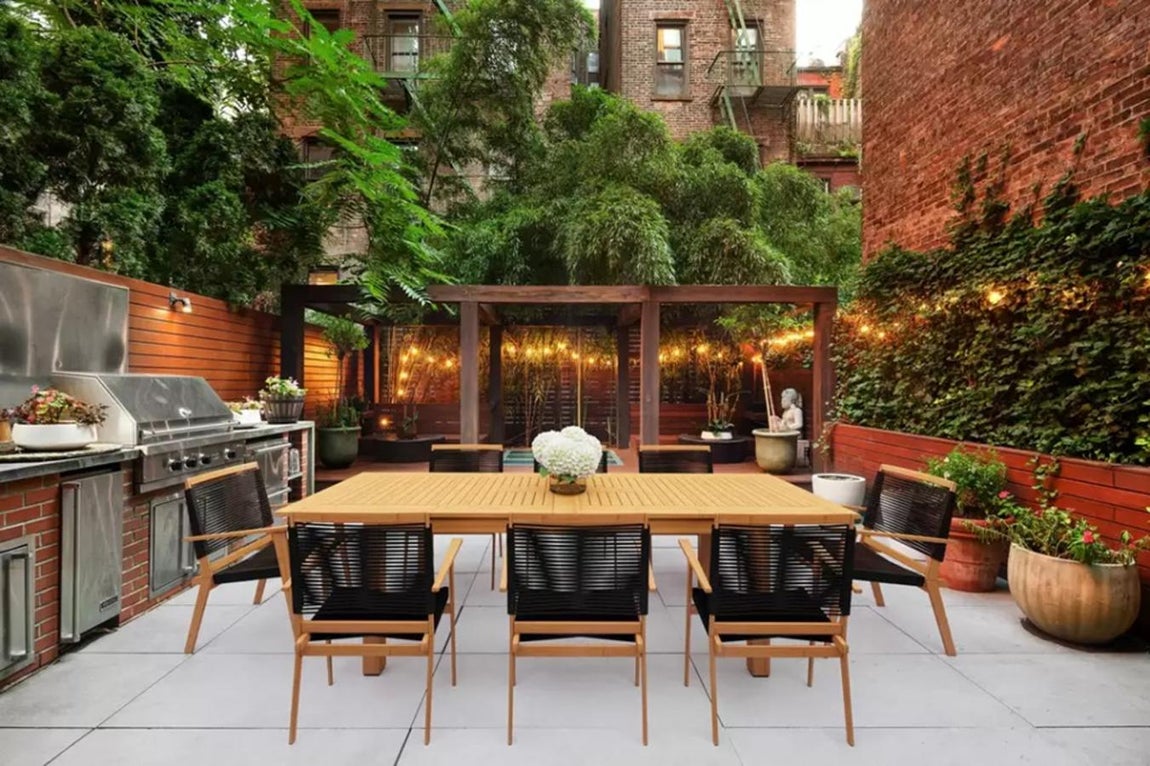 La casa de 26 millones que Kylie Jenner vende en Nueva York. El edificio fue construido en 1839 y se encuentra en Greenwich Village, uno de los barrios más cosmopolitas de la ciudad. El edificio consta de seis plantas y uuna generosa azotea.