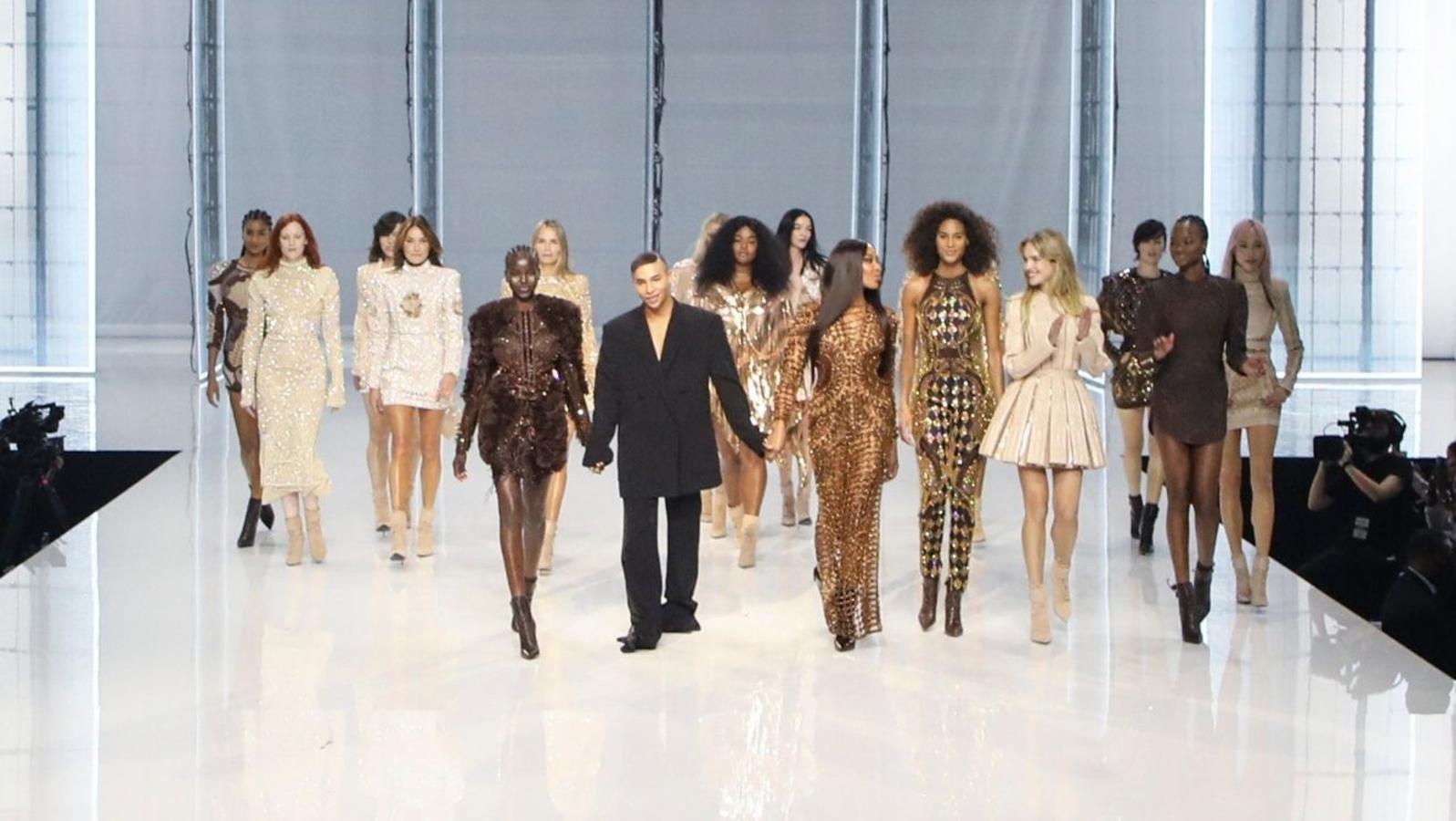 Balmain - PFW primavera-verano 2022. Olivier Roustering ha celebrado sus diez años al mando de la maison con un desfile en el que no han faltado las supermodelos de los noventa (como Naomi Campbell, Linda Evangelista o Carla Bruni) con un elenco de más de 6.000 invitados. Todo un show en el que se han visto los patrones más típicos de la casa, con asimetrías, hombros marcados, cinturas ceñidas y aberturas estratégicas, con acabados ultra sofisticados entre los que destacan las lentejuelas, purpurina y el glitter.