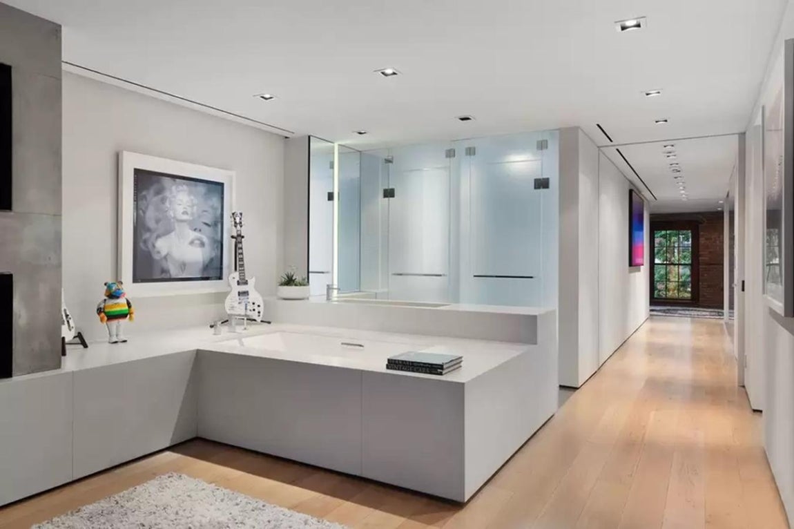 La casa de 26 millones que Kylie Jenner vende en Nueva York. La iluminación también es un punto muy estratégico en la casa, con vitrinas y motradores que hacen de ella un auténtico museo (pues tampoco faltan las obras de arte).