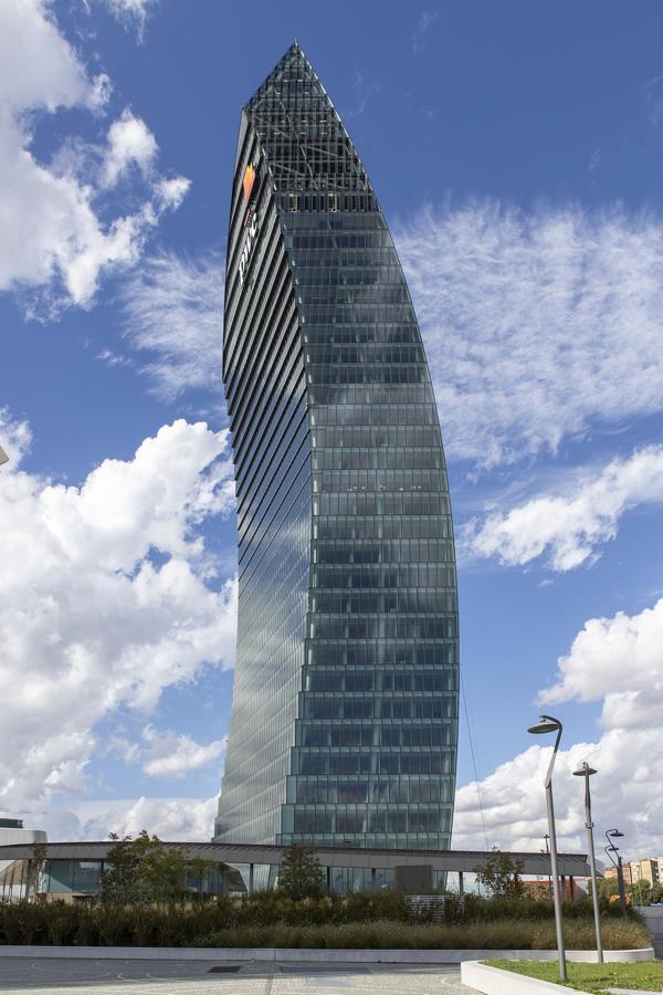 4. Torre Libeskind, Milán (Italia). El primer edificio europeo de la lista es la Torre Libeskind, obra del estudio Daniel Libeskind. Con 175 metros de altura, 34 plantas y una llamativa forma curva, este rascacielos, que forma parte del proyecto de recalificación de la histórica Feria de Milán, ha sido diseñado para albergar espacio de oficinas. En el diseño interior destacan sus paneles GammaStone Natural Air de mármol blanco de Carrara con forma piramidal presentes en el vestíbulo y en varias áreas.