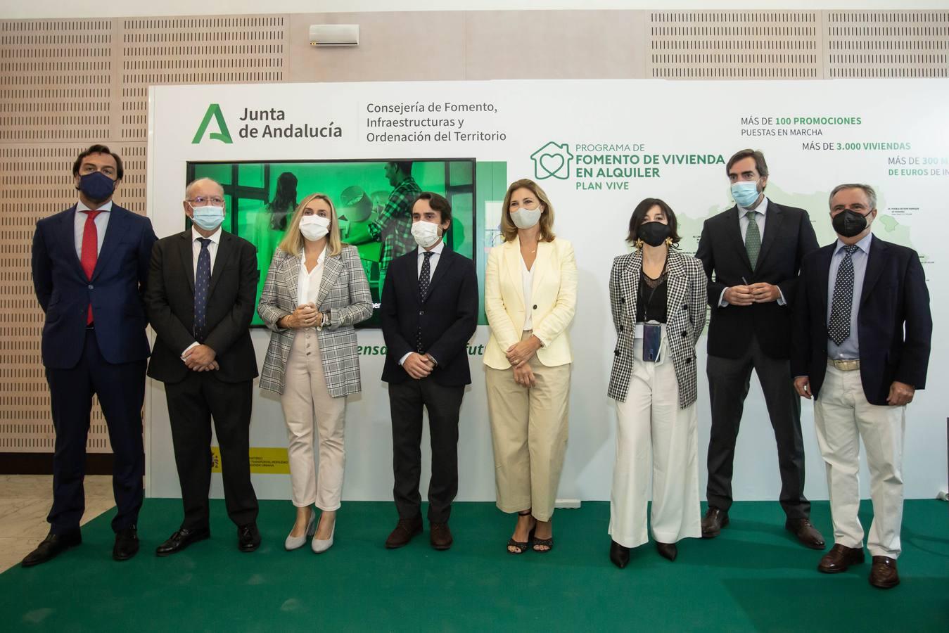 El director de ABC Sevilla, Álvaro Ybarra, la Consejera de Fomento, Infraestructuras y Ordenación del Territorio de la Junta de Andalucía, Marifrán Carazo Villalonga, la secretaria general de Vivienda de la Junta de Andalucía, Alicia Martínez, el redactor jefe de ABC Sevilla, Luis Montoto, y otras personalidades del sector inmobiliario