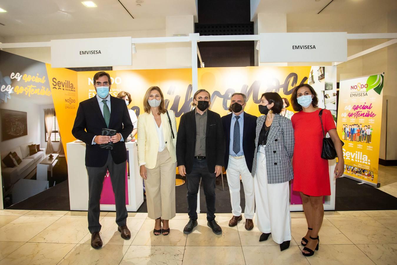 El redactor jefe de ABC Sevilla, Luis Montoto, junto a otras personalidades en el espacio expositivo de Emvisesa