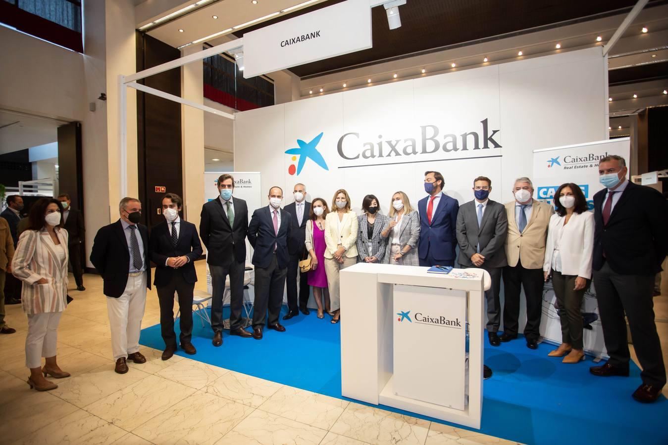 Autoridades en el stand de Caixabank