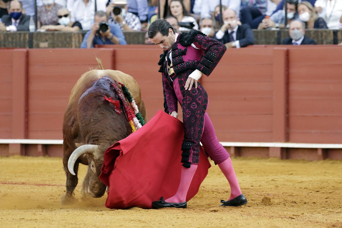 Juan Ortega, de rioja y azabache en la Maestranza