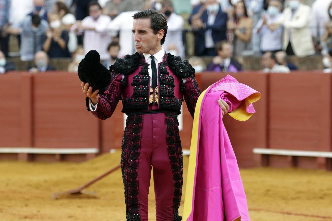 Juan Ortega, de rioja y azabache en la Maestranza