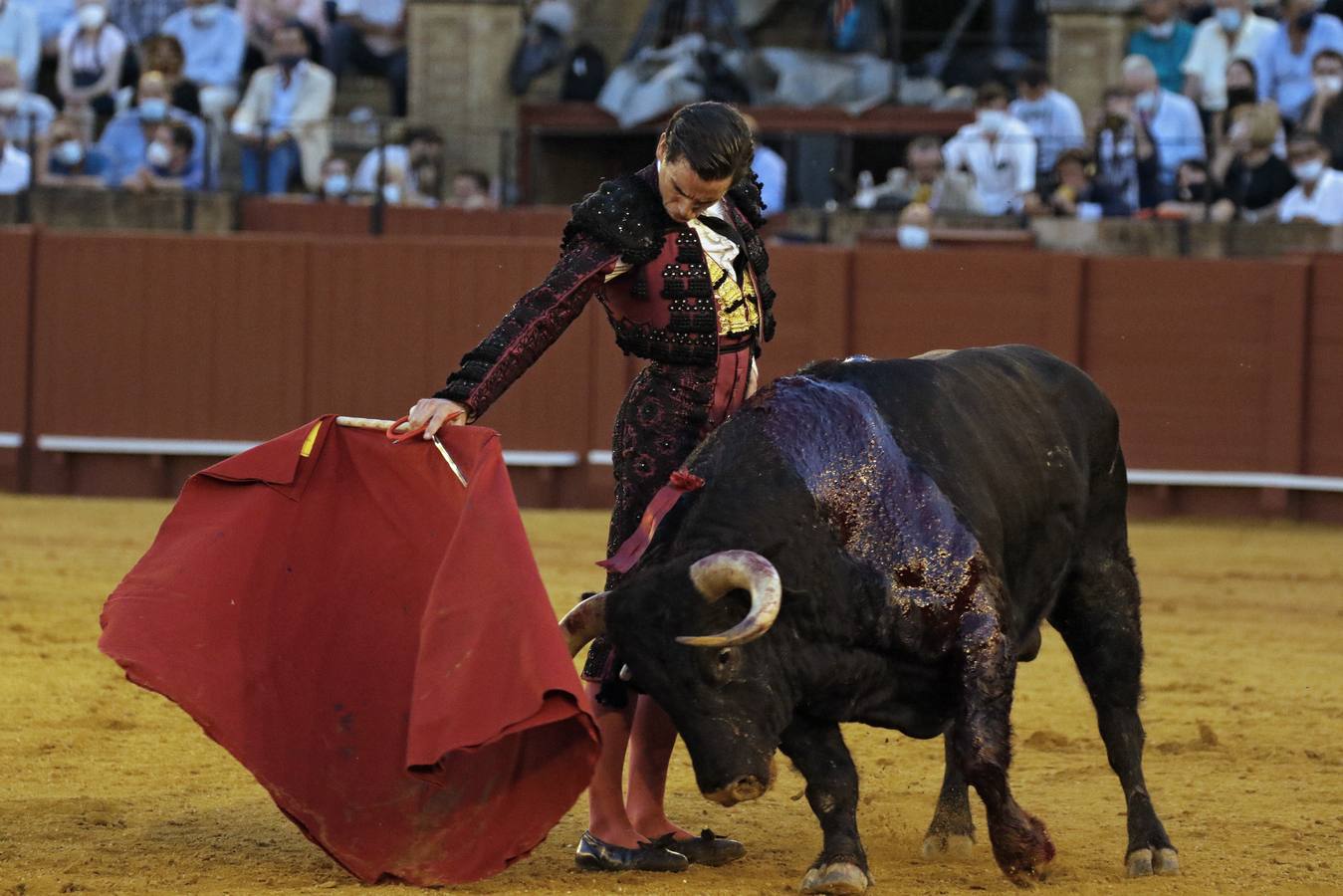 Juan Ortega, de rioja y azabache en la Maestranza