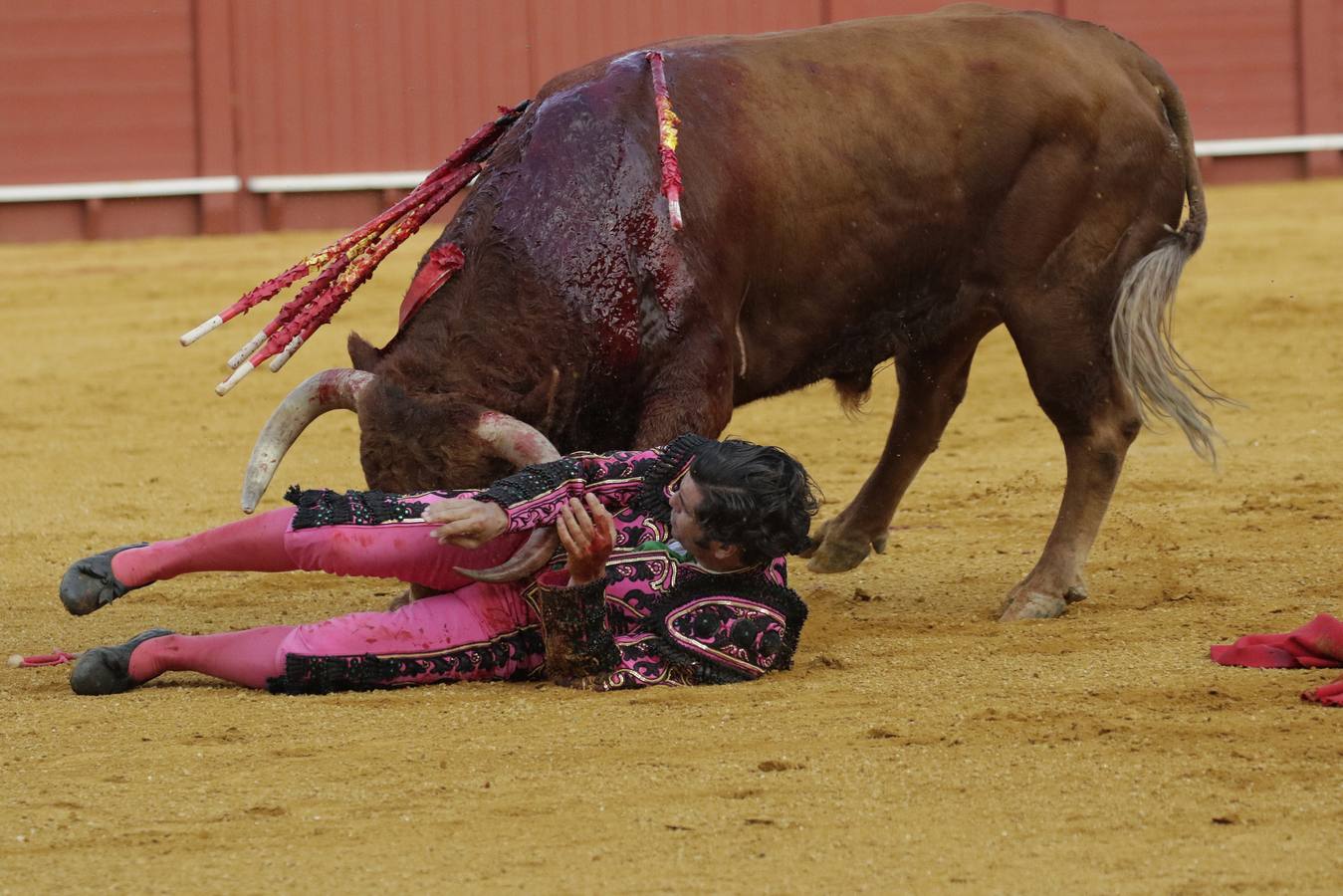 Morante de la Puebla, de rosa y azabache en la Maestranza