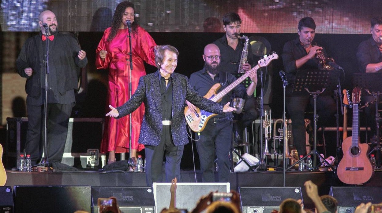 En imágenes, el concierto de Raphael en la Plaza de España