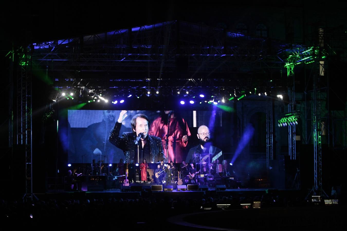 En imágenes, el concierto de Raphael en la Plaza de España