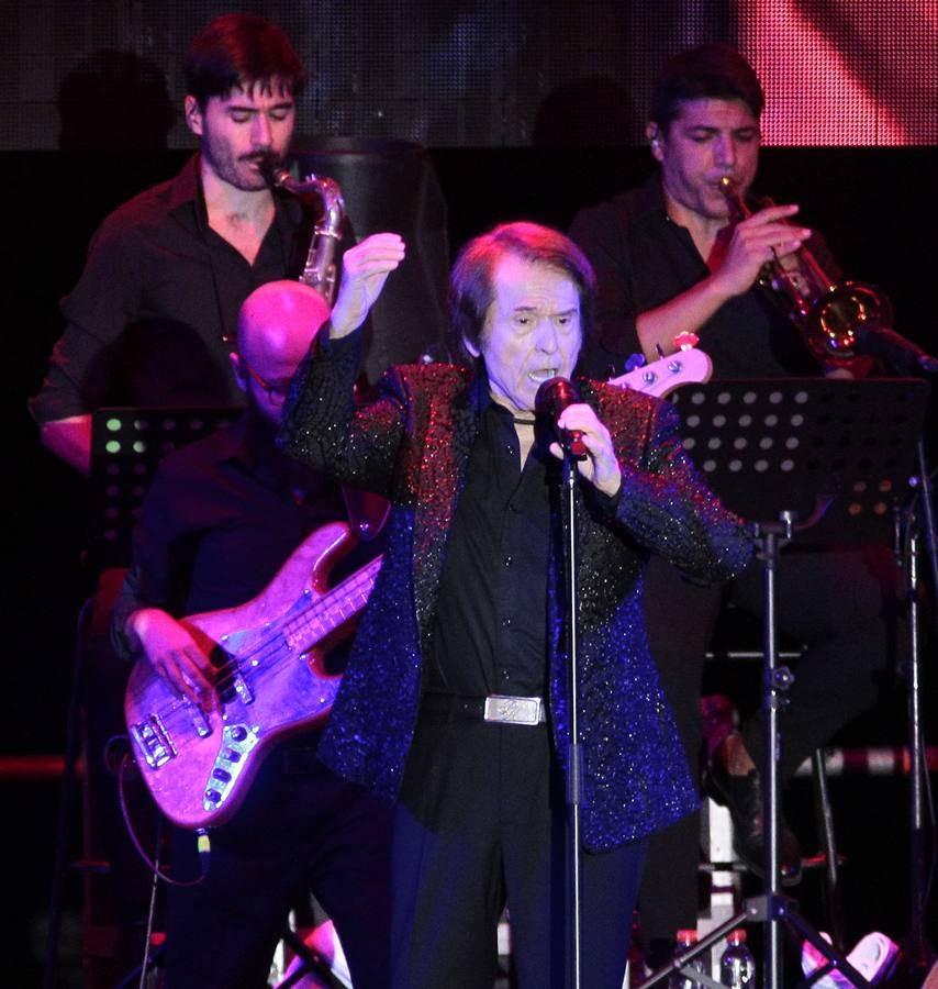 En imágenes, el concierto de Raphael en la Plaza de España