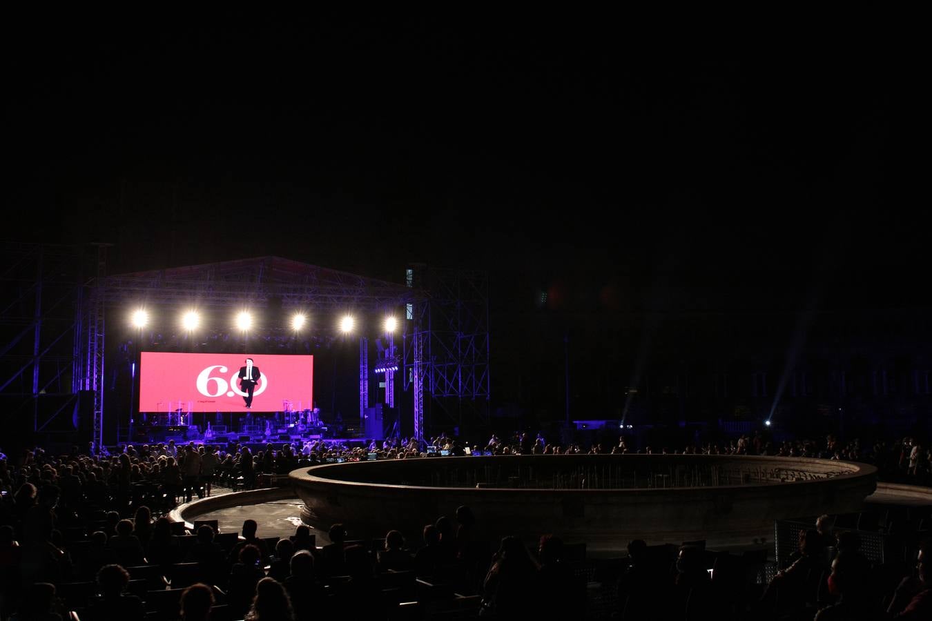 En imágenes, el concierto de Raphael en la Plaza de España