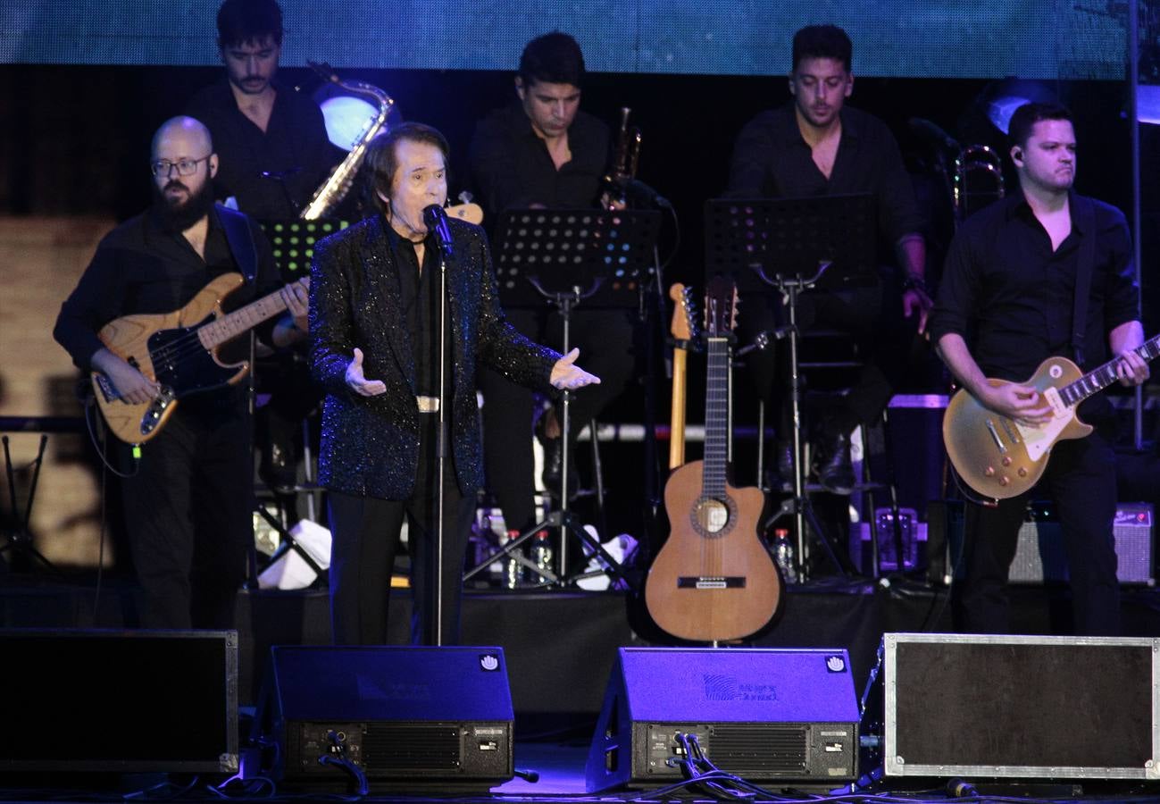 En imágenes, el concierto de Raphael en la Plaza de España