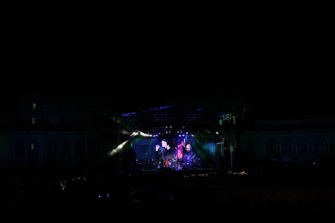 En imágenes, el concierto de Raphael en la Plaza de España