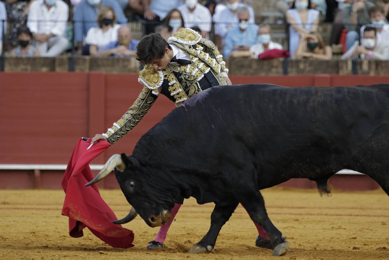 Roca Rey, de negro y oro en la Maestranza