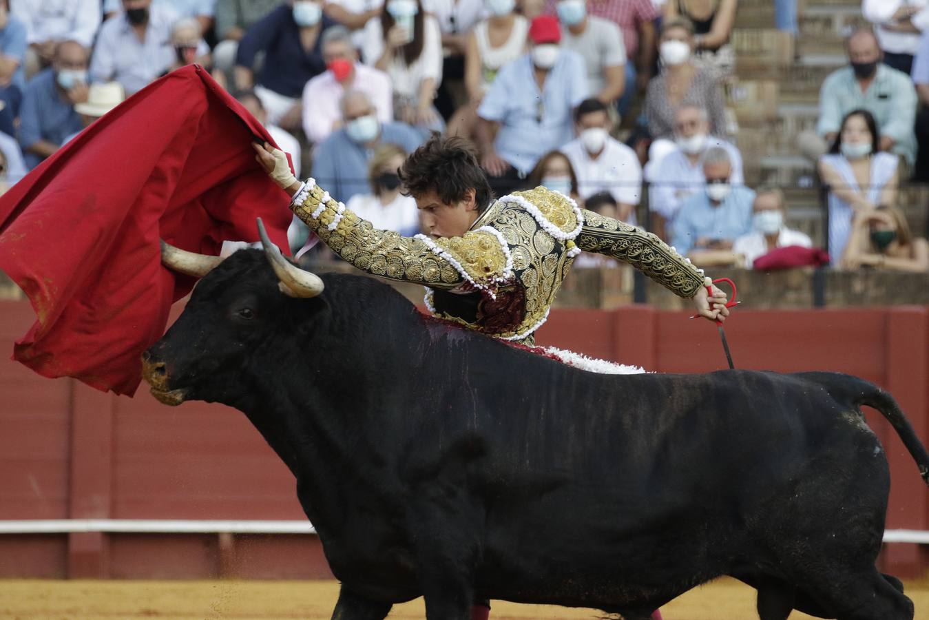 Roca Rey, de negro y oro en la Maestranza