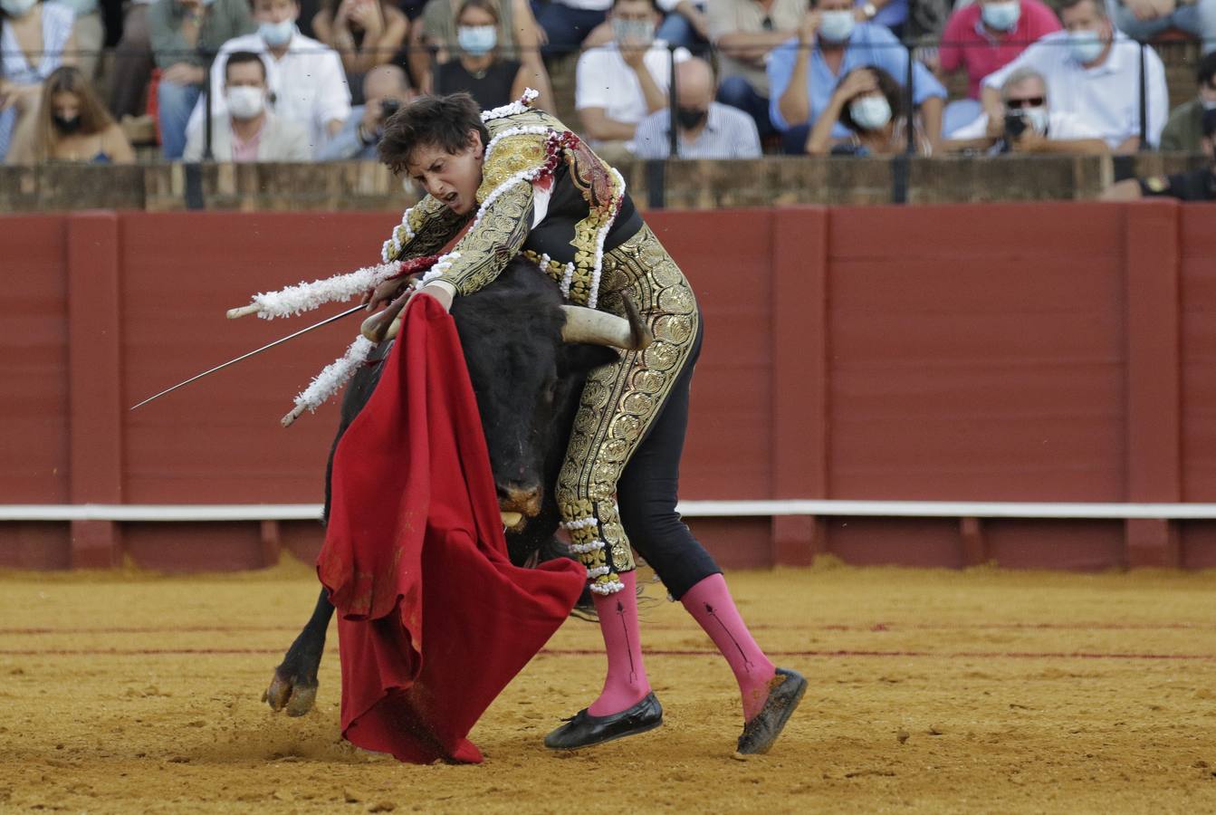 Roca Rey, de negro y oro en la Maestranza