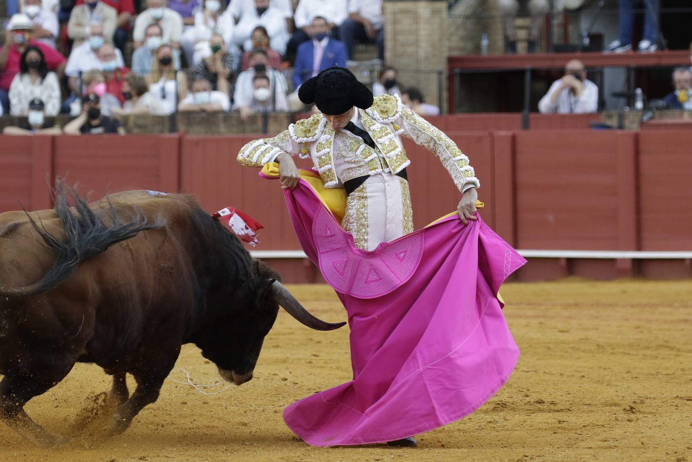 Ángel Jiménez, de blanco y oro en la Maestranza