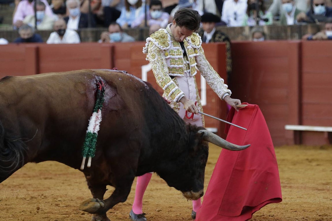 Ángel Jiménez, de blanco y oro en la Maestranza