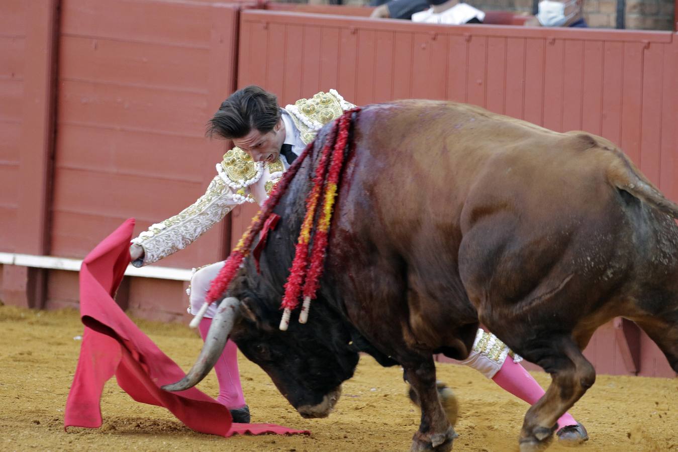 Ángel Jiménez, de blanco y oro en la Maestranza