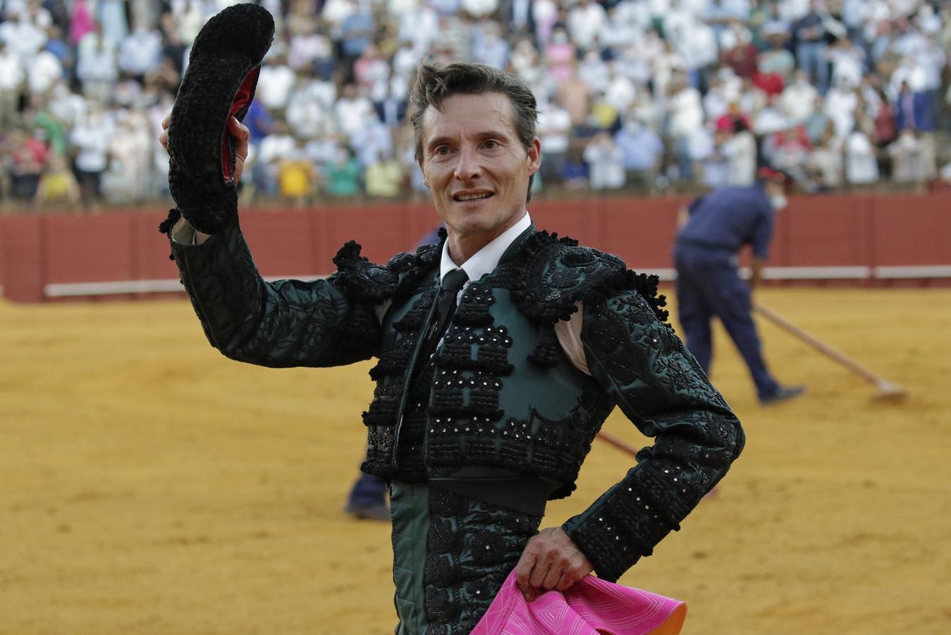 Diego Urdiales,  de verde y azabache en la Maestranza