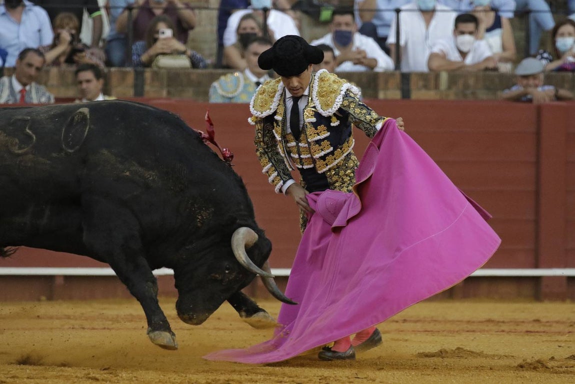 José Mª Manzanares, de azul marino y oro en la Maestranza