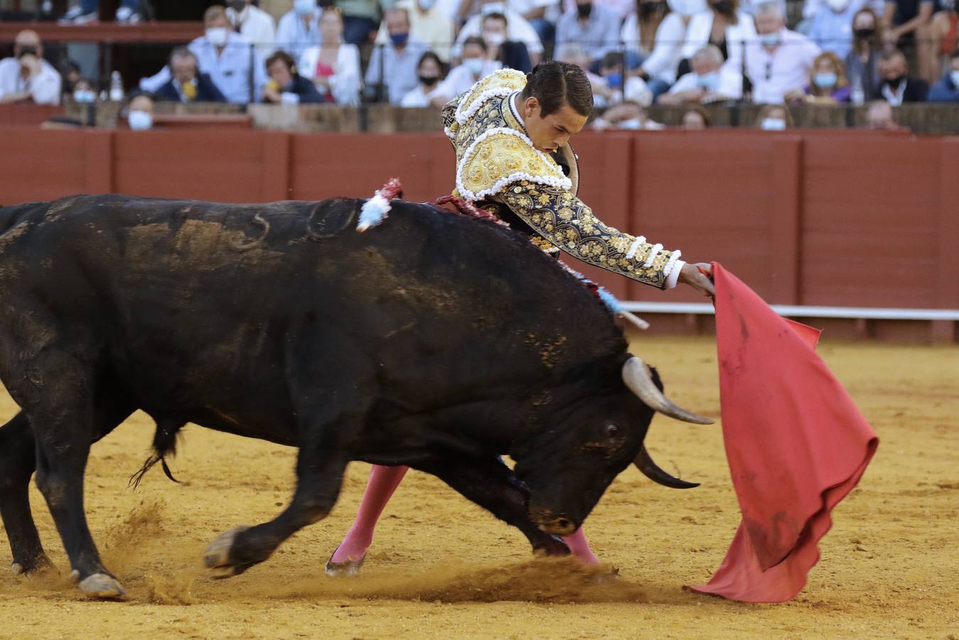 José Mª Manzanares, de azul marino y oro en la Maestranza