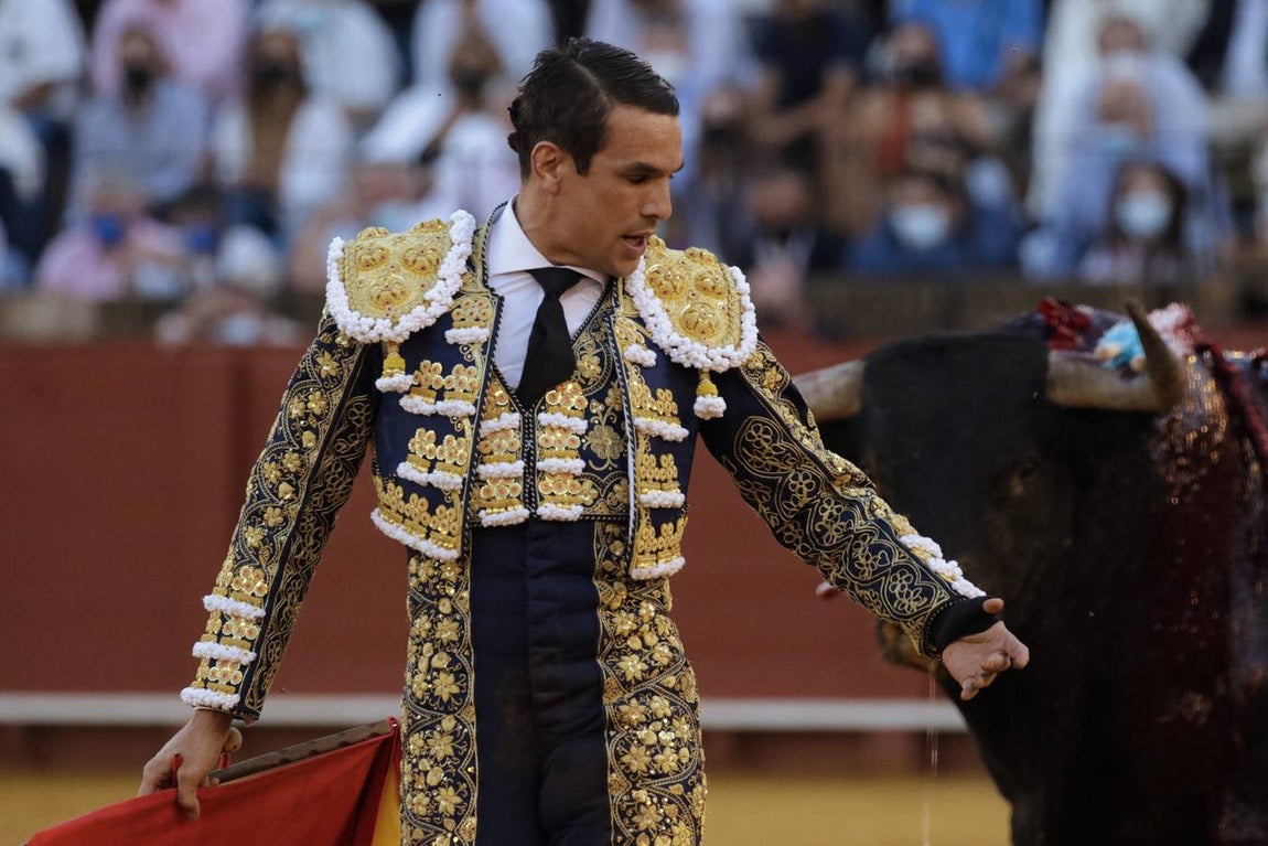 José Mª Manzanares, de azul marino y oro en la Maestranza
