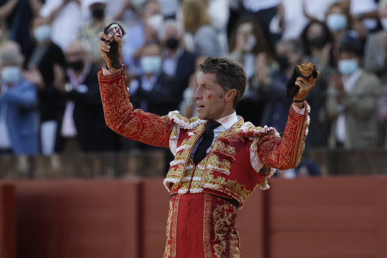 Manuel Escribano, de grana y oro en la Maestranza