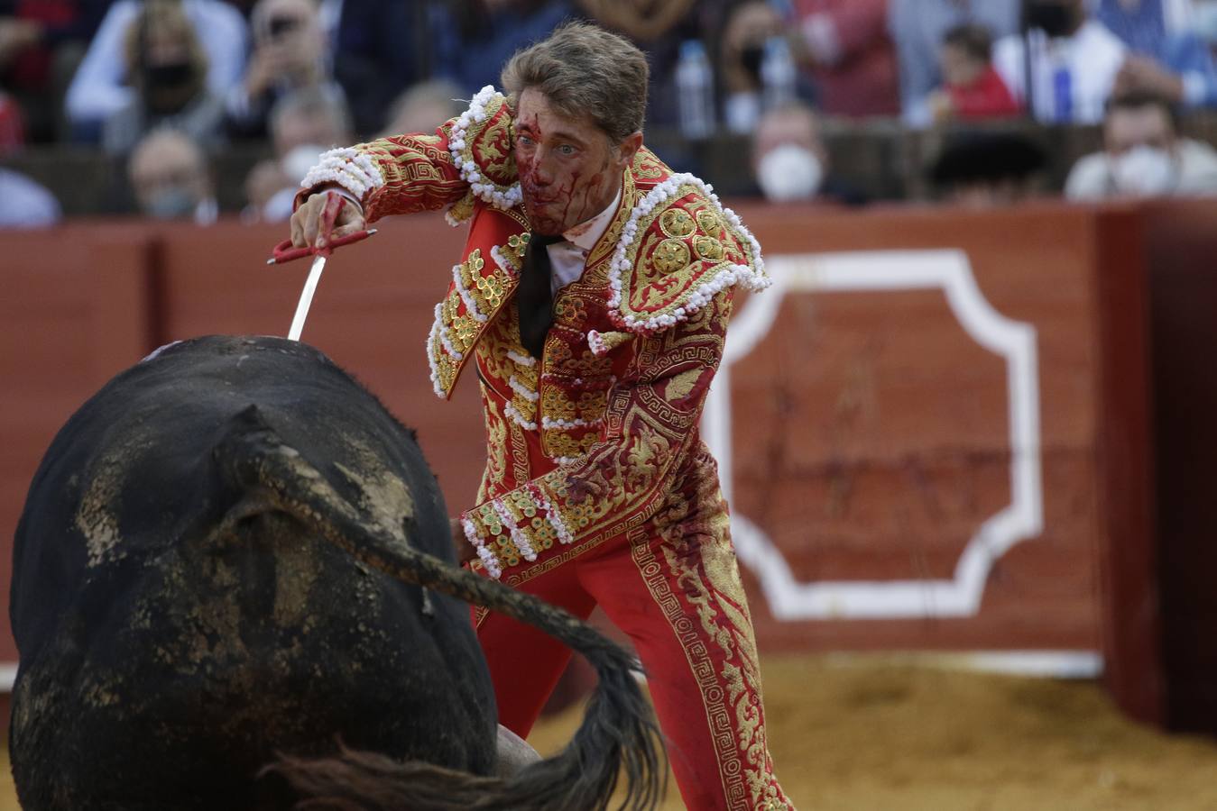 Manuel Escribano, de grana y oro en la Maestranza