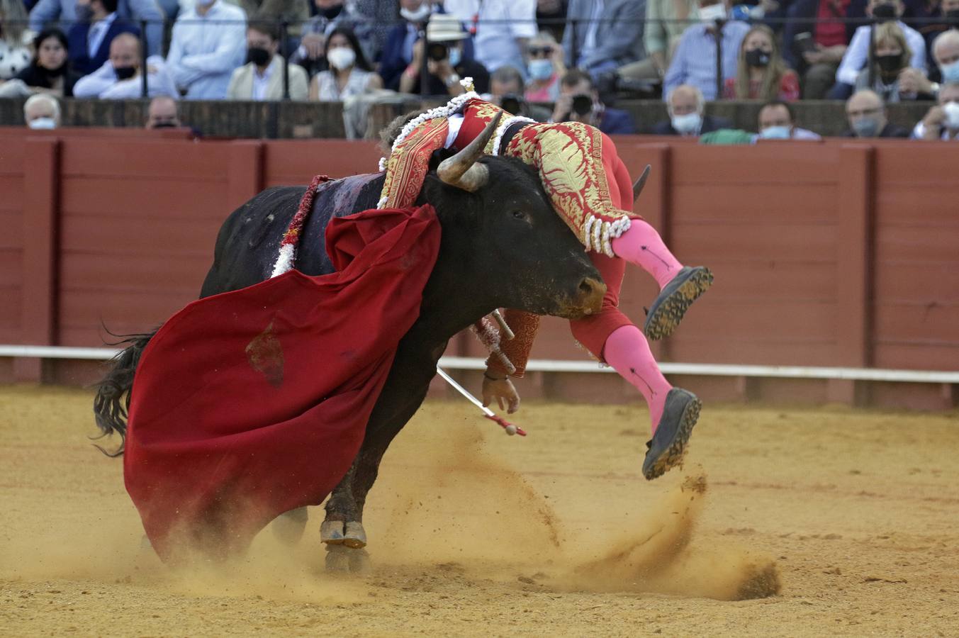 Manuel Escribano, de grana y oro en la Maestranza